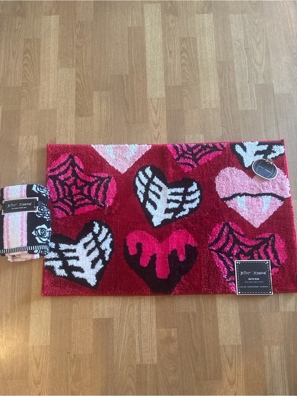 Betsey Johnson Heart & Spiderweb Bath Rug - Red/Pink. 2 pack BJ hand towels.
